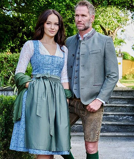 Pärchen in der Tracht im Garten