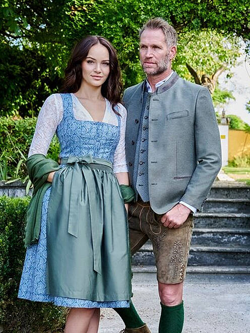 Pärchen in der Tracht im Garten