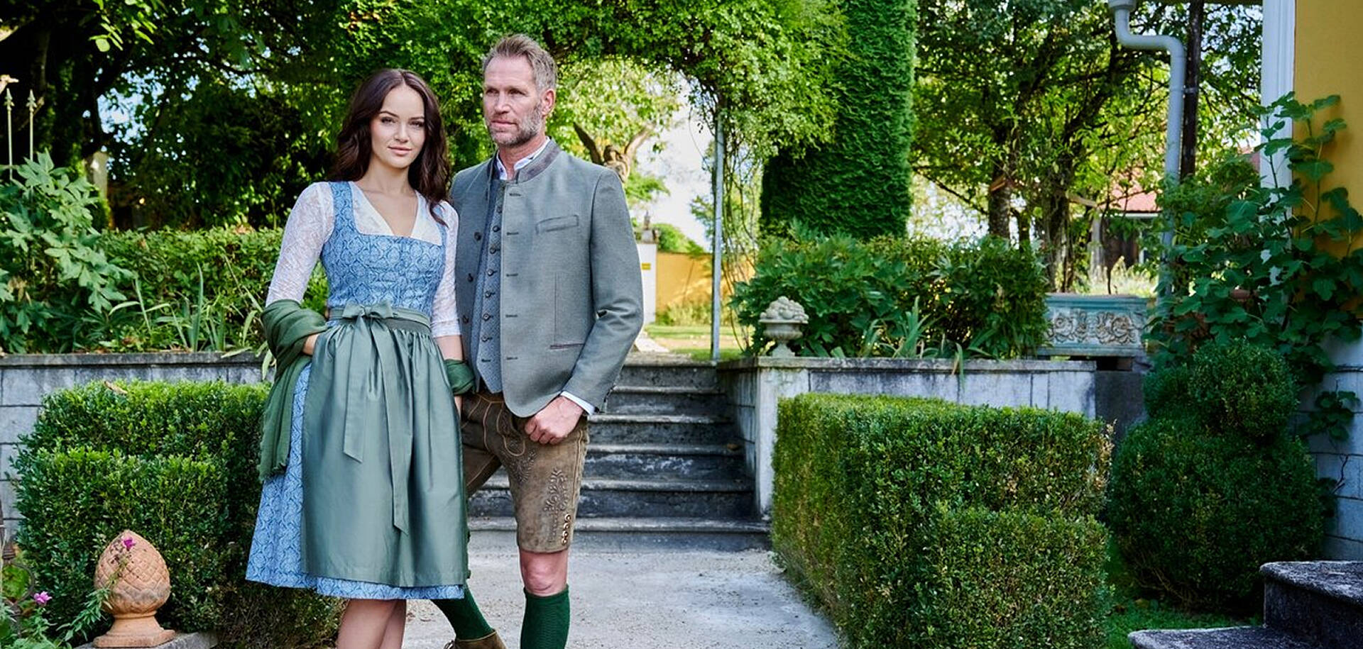 Pärchen in der Tracht im Garten