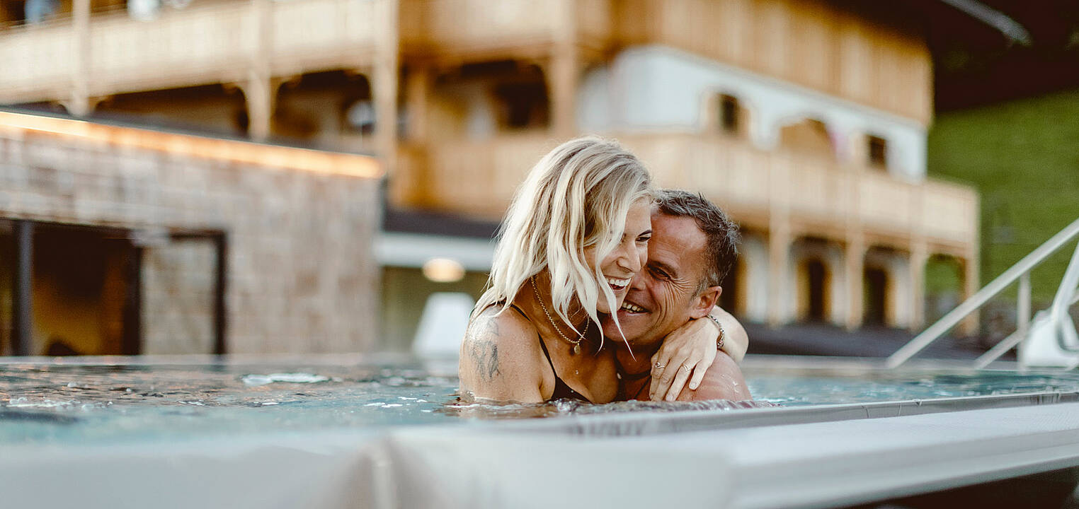 Pärchen im Pool vorm Hotel