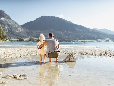 Vater mit Kind in der Berau Bucht