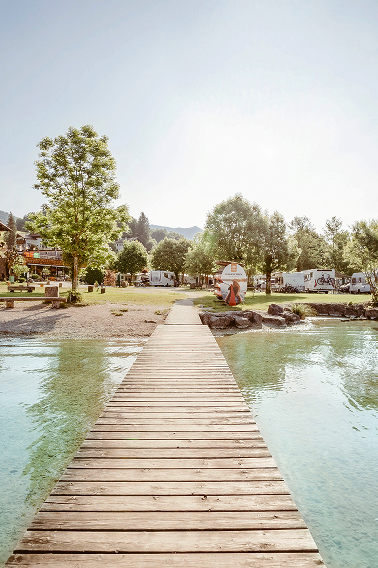 Blick am Ende des Stegs zum Campinplatz